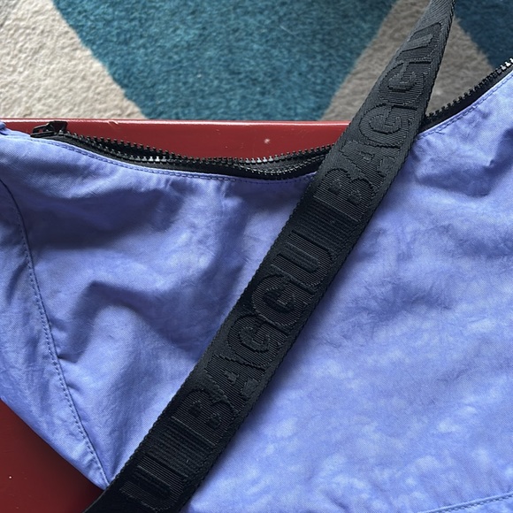 Periwinkle lavender blue medium crescent Baggu crossbody bag - Picture 2 of 4